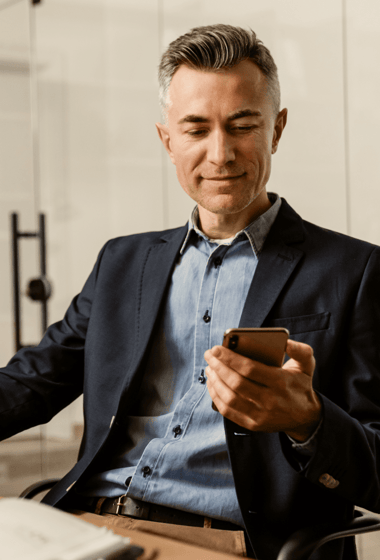 Un homme d'affaires qui regarde son téléphone