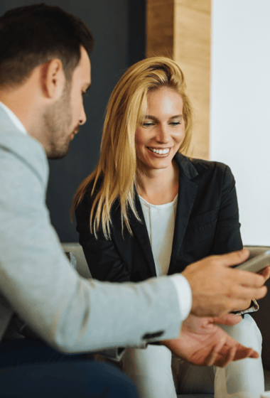 Une femme et un homme qui regardent ensemble une tablette