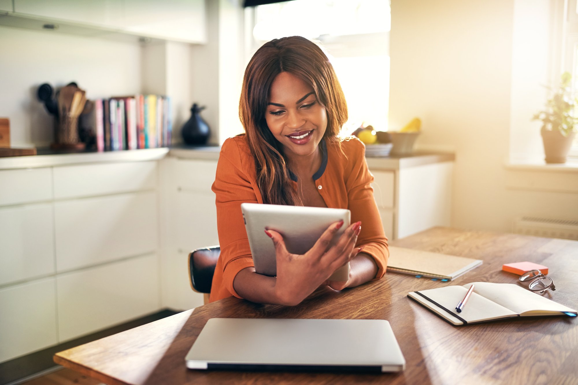 young-entrepreneur-working-at-her-kitchen-table-us-2024-09-17-20-49-07-utc